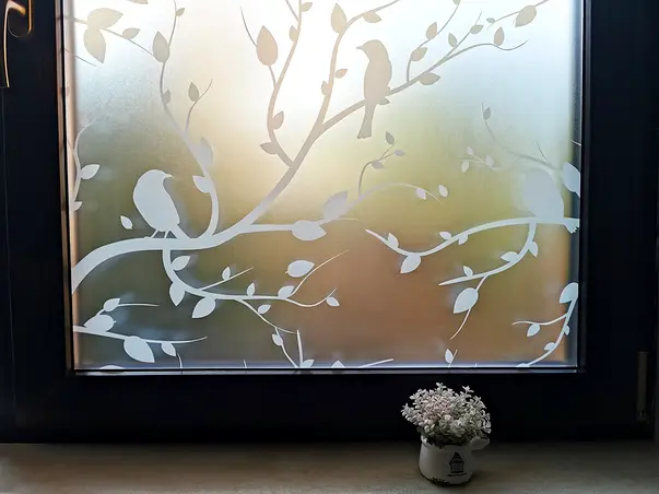 folie sablare geam pasari pe crengi model alb 6909