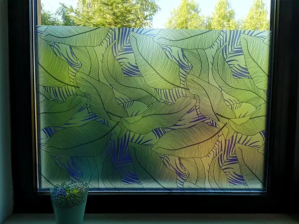 folie sablare geam termopan imprimeu frunze stilizate