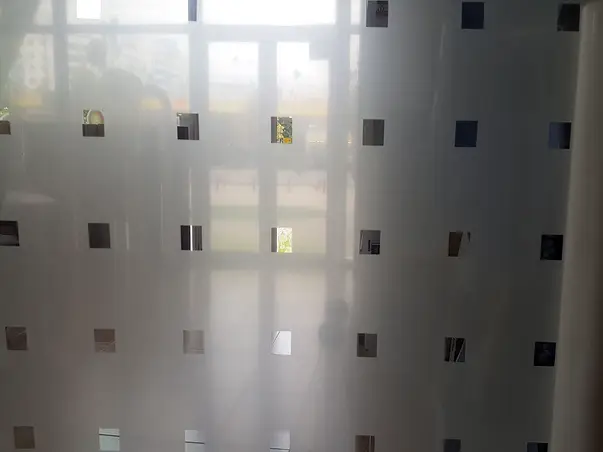 folie sablare sticla alba cu patrate transparente