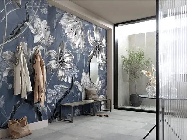 fototapet cu flori mari gri pe fundal albastru