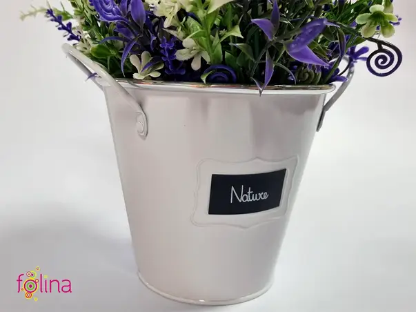 galetusa alba metalica cu flori artificiale mov si albe