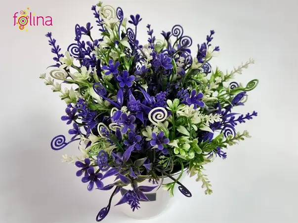 ghiveci alb cu flori artificiale mov