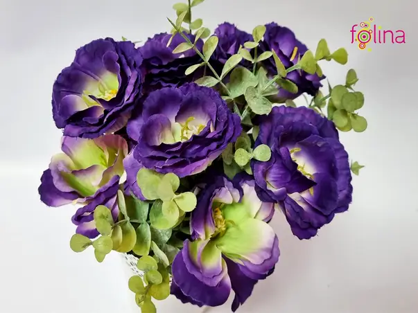 ghiveci alb cu flori artificiale mov