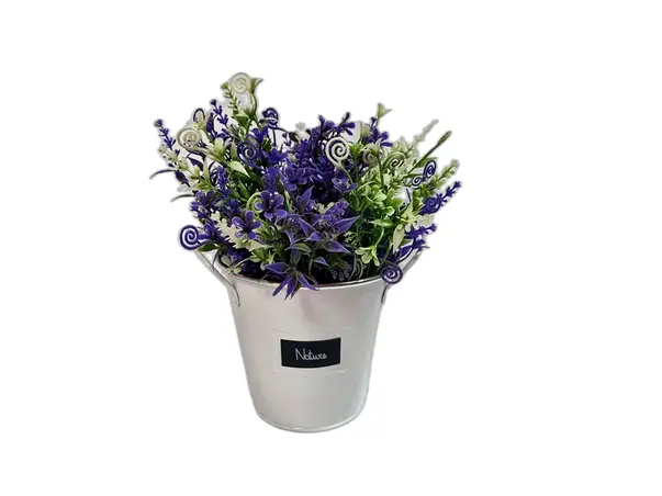 ghiveci metalic alb cu flori artificiale mov si albe
