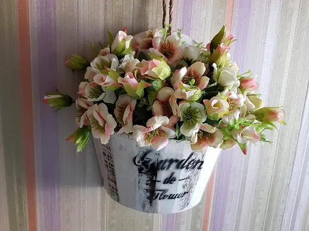 jardiniera din lemn vintage cu flori artificiale