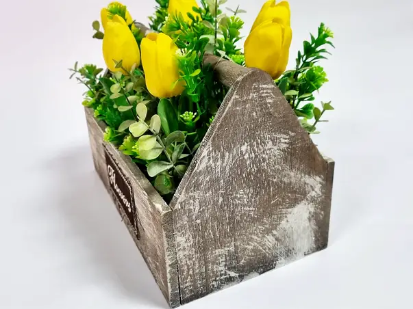 ladita din lemn cu lalele artificiale galbene