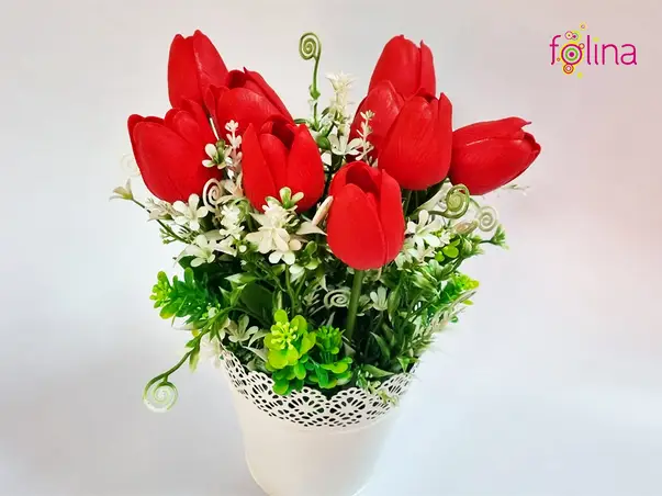 lalele artificiale rosii in vas metalic alb