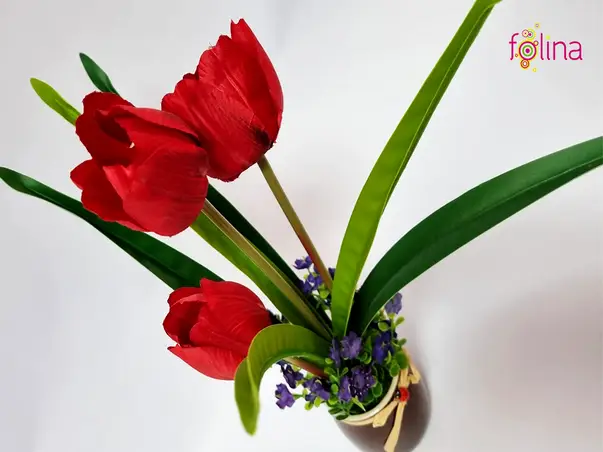 lalele rosii artificiale in vas ceramic maro
