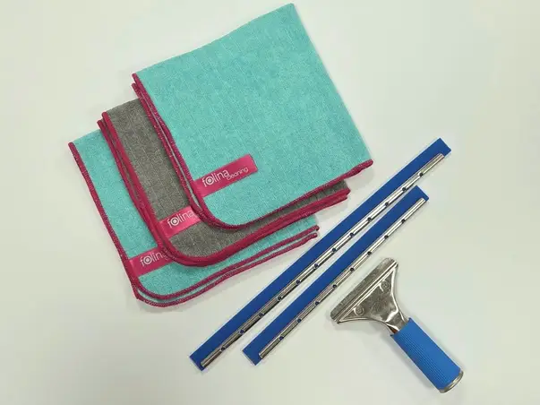 lavete microfibra si racleta cauciuc pentru curatarea geamurilor