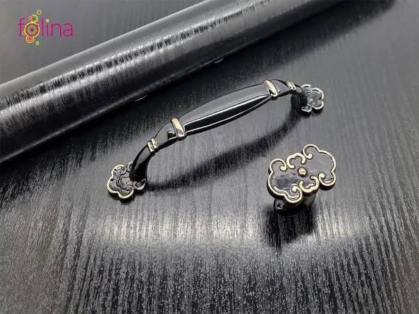 lemn negru si manere negre