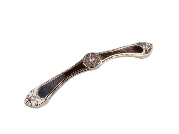 maner mobila auriu cu detalii maro inchis si cristale