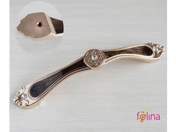 maner mobila auriu cu pietricele si detalii maro inchis