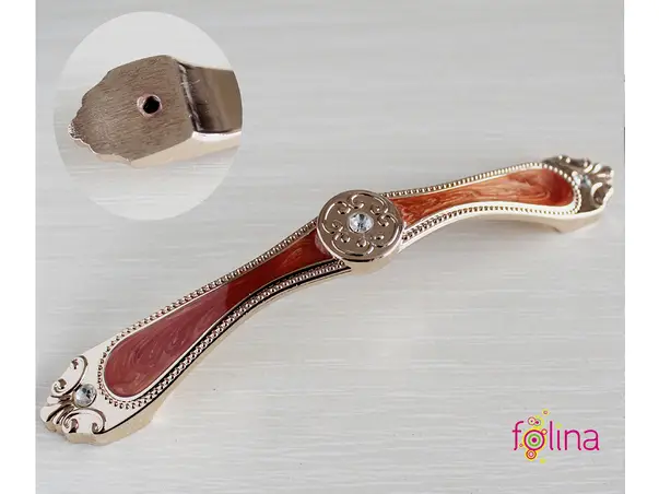 maner mobila auriu cu pietricele si detalii maro roscat