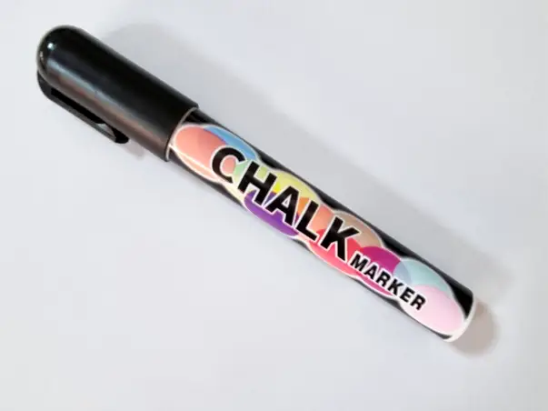 marker creta lichida neagra folina