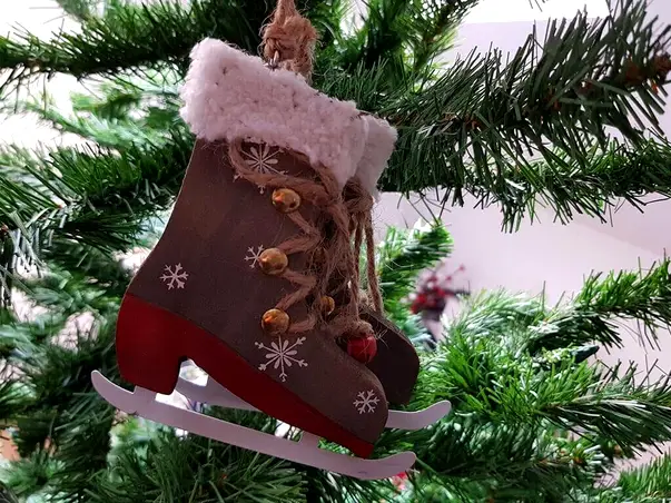 ornament din lemn pereche patine