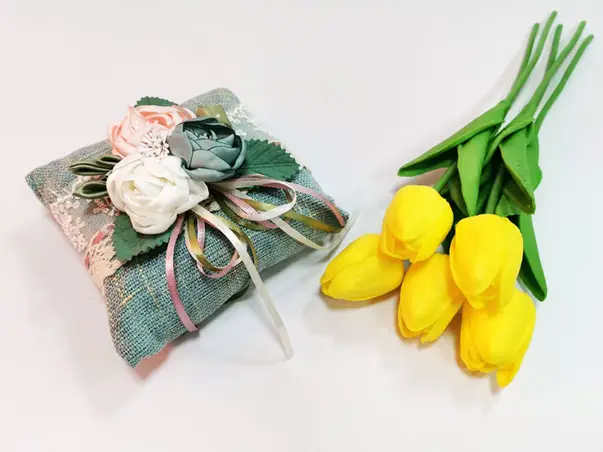 pachet lalele galbene si saculet charcoal