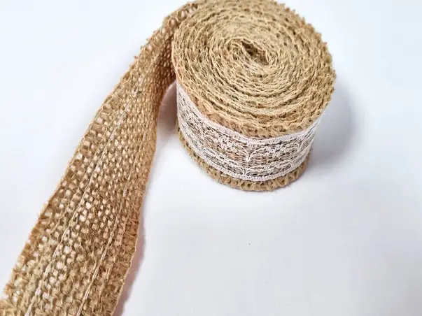 panglica iuta decorativa nature cu dantela alba