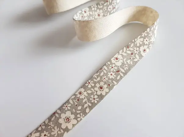 panglica textila gri cu model floral alb