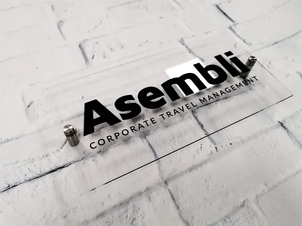 placuta adresa din plexiglass transparent si scris din vinil cu text personalizat1