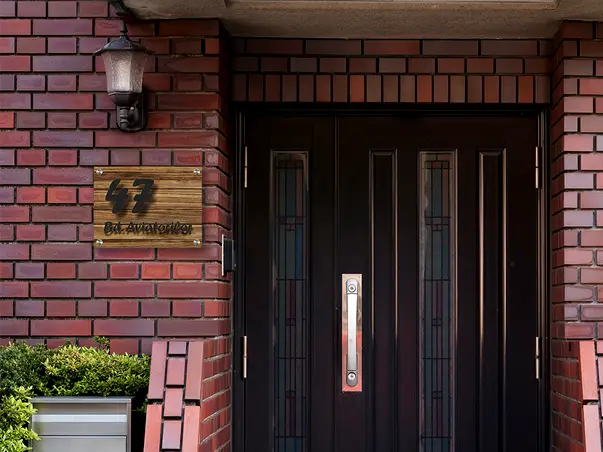 placuta adresa model lemn 3