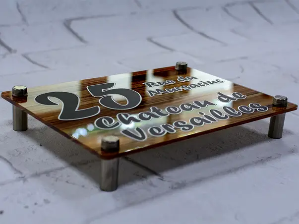 placuta adresa model lemn 7