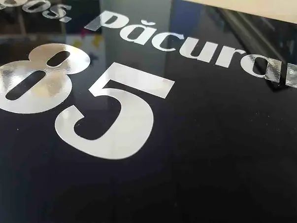 placuta adresa text argintiu detaliu