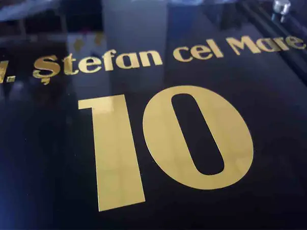 placuta adresa text auriu detaliu