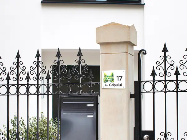 placuta cu numar si adresa model printat uv colorata acril alb s03