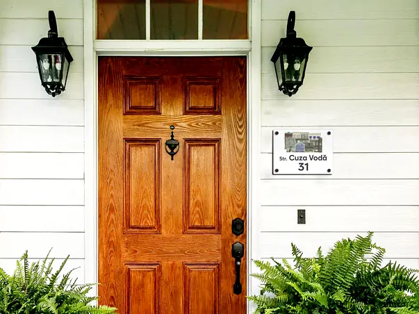 placuta cu numar si adresa model printat uv colorata model casuta acril alb s03