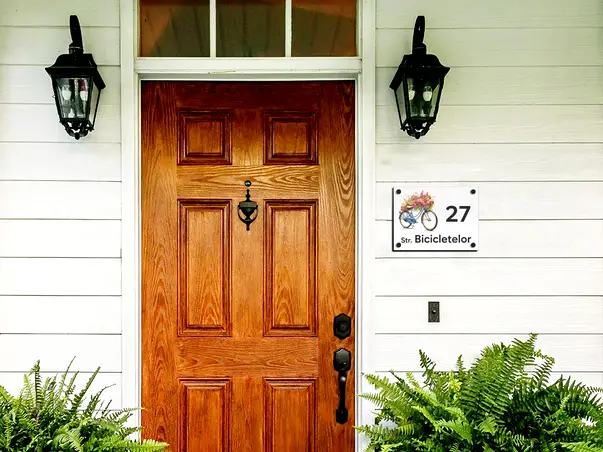 placuta cu numar si adresa model printat uv colorata model casuta acril alb s03