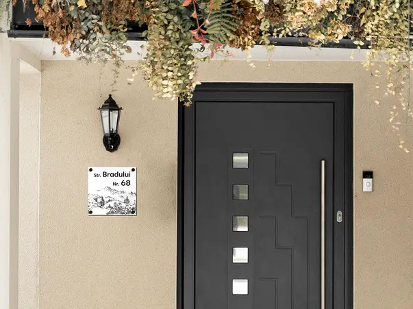 placuta cu numar si adresa model printat uv colorata model casuta acril alb s04