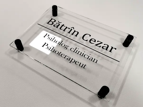 placuta indicatoare personalizata cu nume sau logo distantiere incluse 1