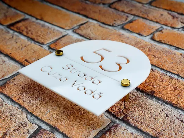 placuta numar si adresa casa din plexiglass cu text personalizat prin decupare s04