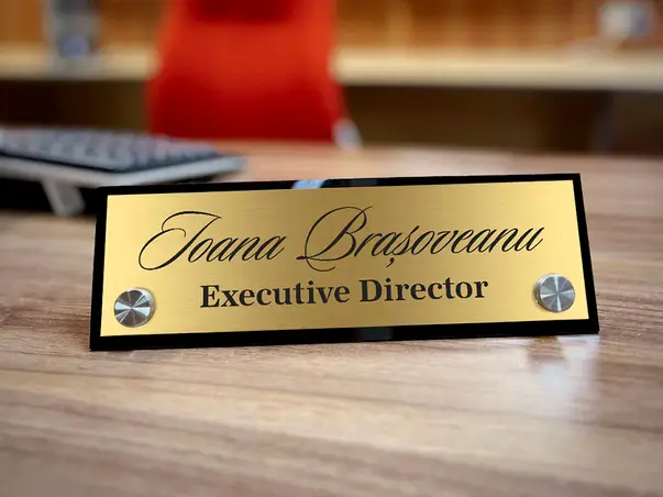 placuta pentru birou model din doua straturi text personalizat uv s00