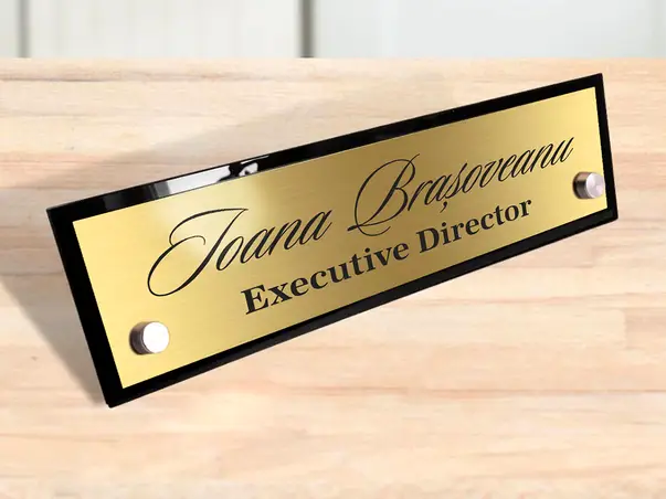 placuta pentru birou model din doua straturi text personalizat uv s01