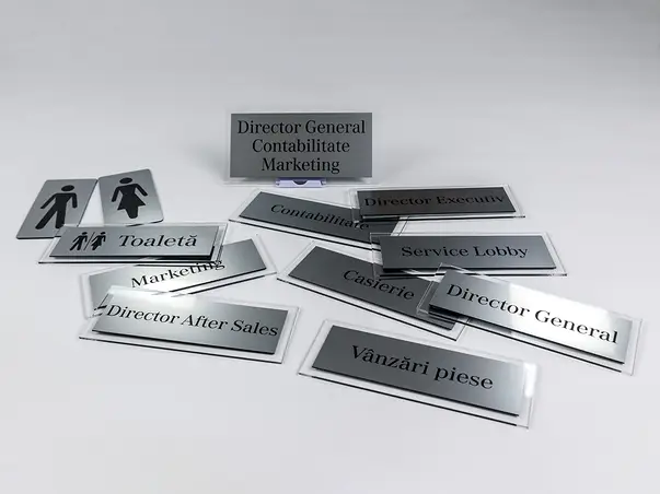 placuta personalizata cu logo sau text pe suport plexiglass si dibond gravat 010