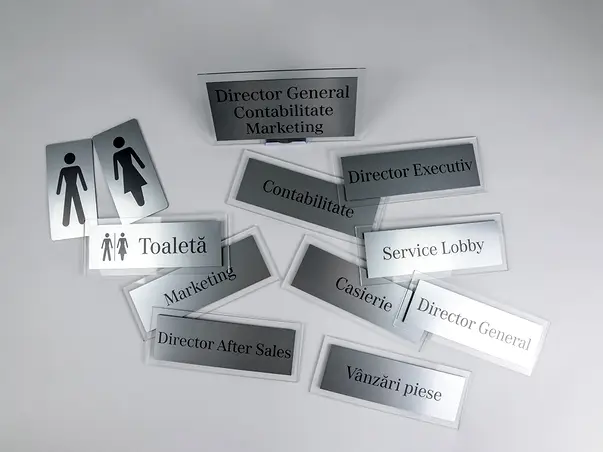 placuta personalizata cu logo sau text pe suport plexiglass si dibond gravat 011