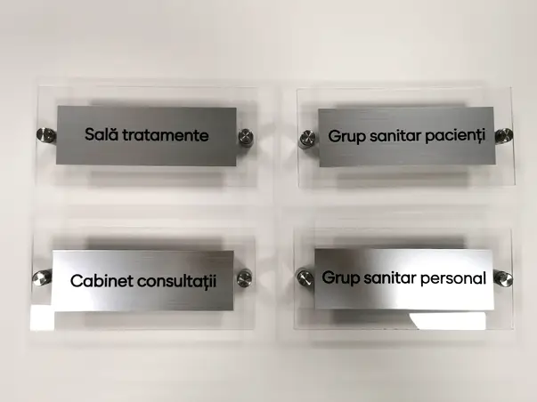 placuta personalizata din bond gravat pe suport din plexiglass cu text personalizat