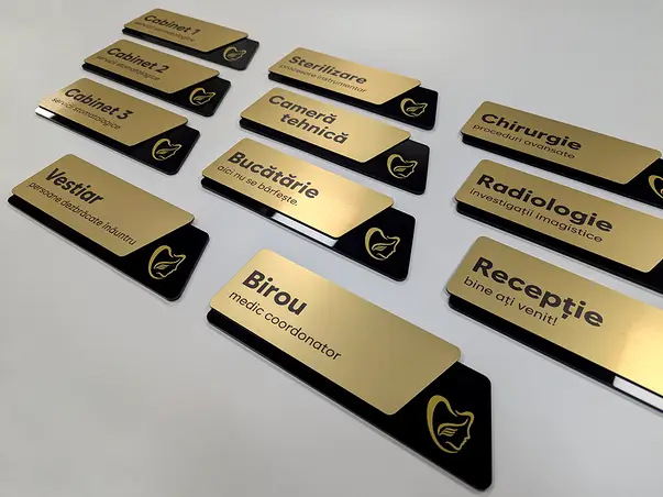 placuta personalizata doua straturi print uv pentru scoli birouri spatii comerciale s09