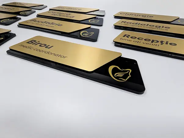 placuta personalizata doua straturi print uv pentru scoli birouri spatii comerciale s10