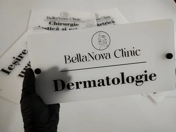 placuta personalizata prin printare uv pe plexiglass acril sablat s08