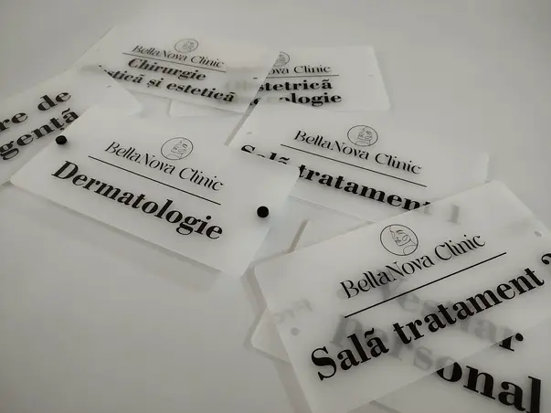placuta personalizata prin printare uv pe plexiglass acril sablat s09