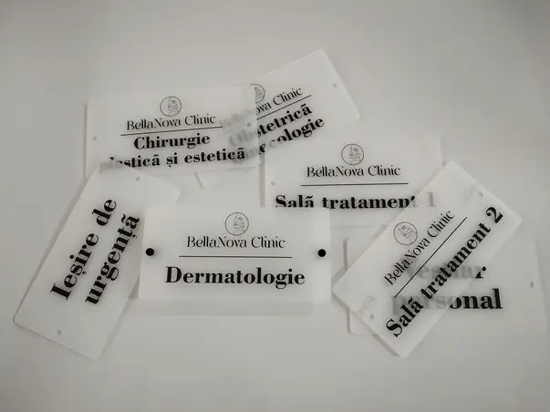 placuta personalizata prin printare uv pe plexiglass acril sablat s10