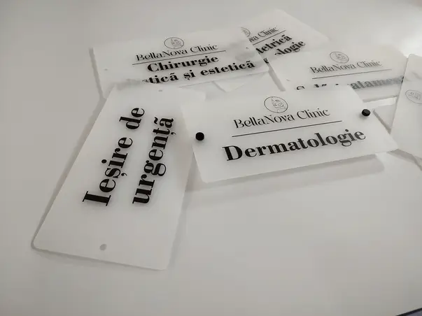 placuta personalizata prin printare uv pe plexiglass acril sablat s11