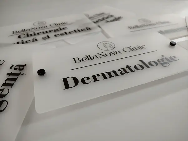 placuta personalizata prin printare uv pe plexiglass acril sablat s12