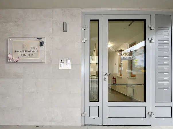 placute personalizate pentru zone complex cladire rezidentiala s0