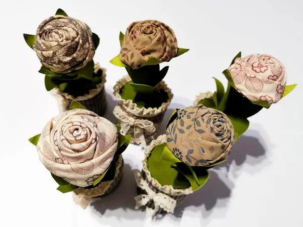 saculet decorativ ghiveci cu un trandafir din material textil