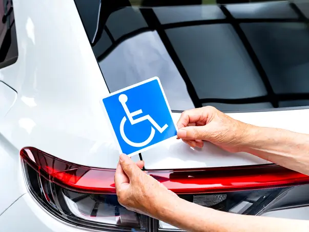 set 4 stickere auto persoana cu handicap dizabilitati 10x10 cm s03