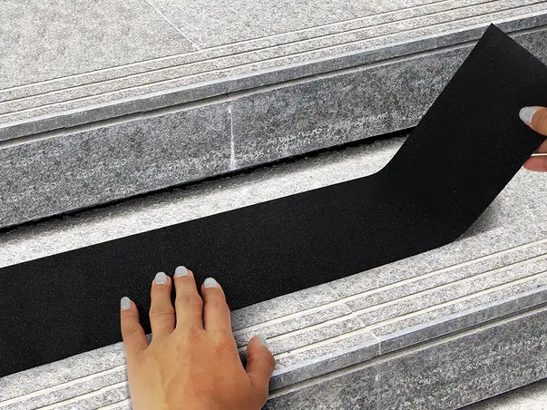 set 6 benzi antideparante pentru scari si podele granulatie grosiera roller 15x60 s00