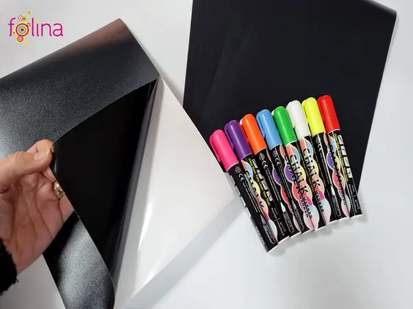 set folie tabla neagra si markere colorate